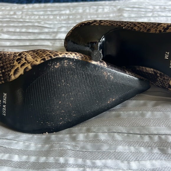 Elegant Snake Print Heels - Picture 4 of 7